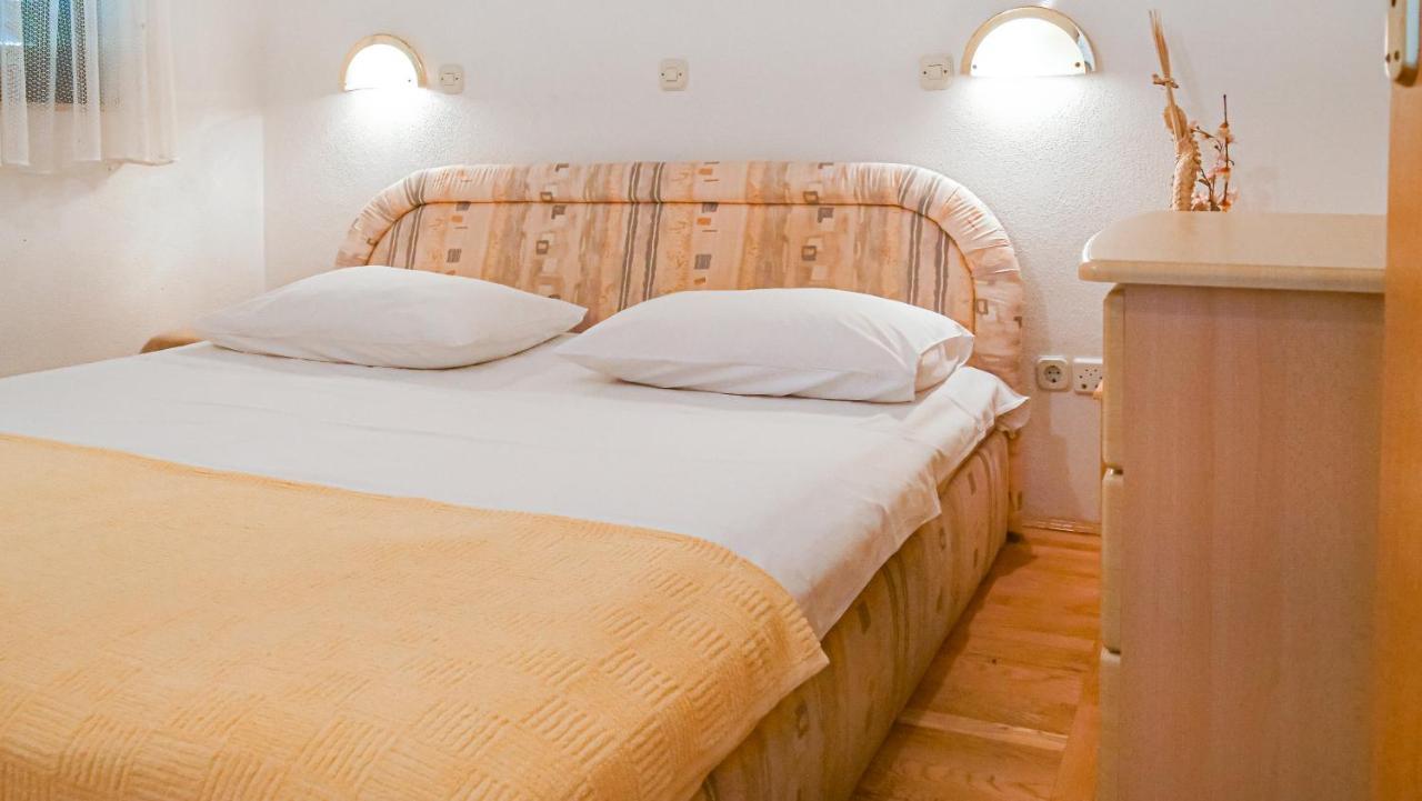 One Bedroom Apartment With Terrace And Seaview - B Sevid Exterior foto